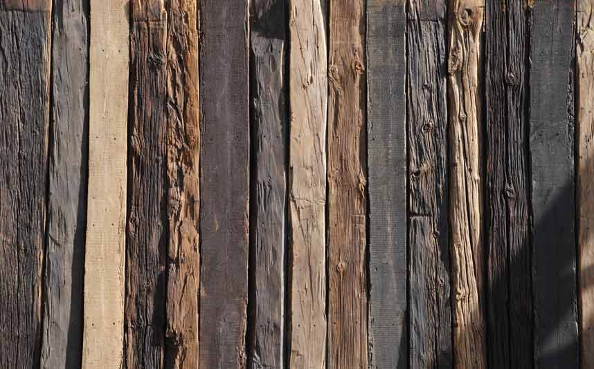 Antike Holzdielen auf Fassade